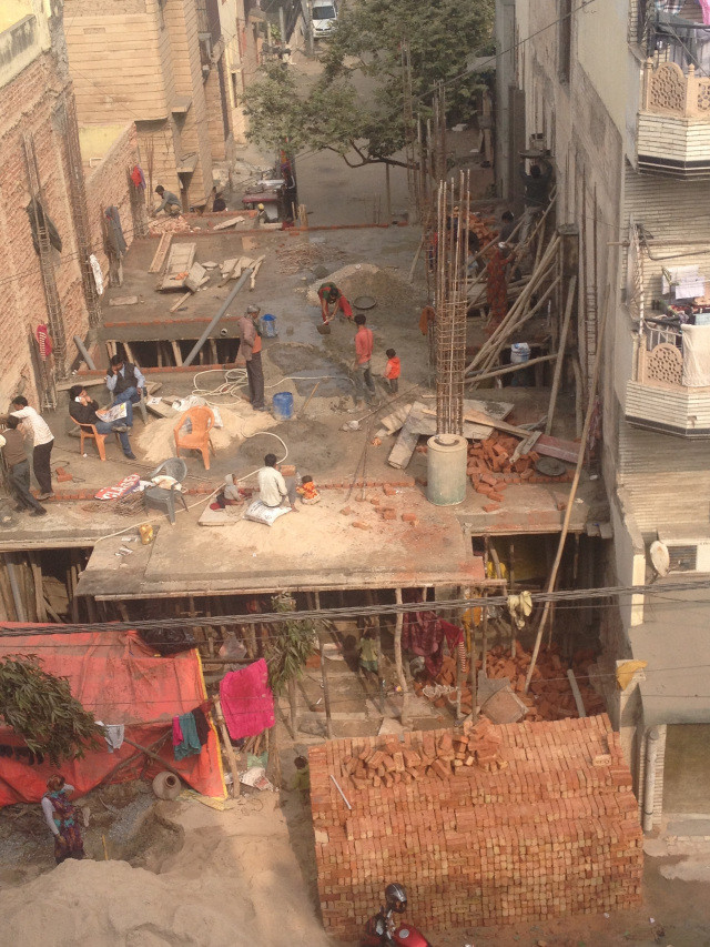 上图:建筑工地里的孩子 建筑工地里的孩子的营养、安全和教育问题非常严峻。孩子们常年在室外自由活动,没有鞋子和适合的衣服,营养不良和饮食卫生长期困扰着他们。因为父母工作地点的不确定性,工地里的学龄儿童基本不会入学,家长无暇教育和照看他们,往往小孩子从小就和父母一起开始劳作。
