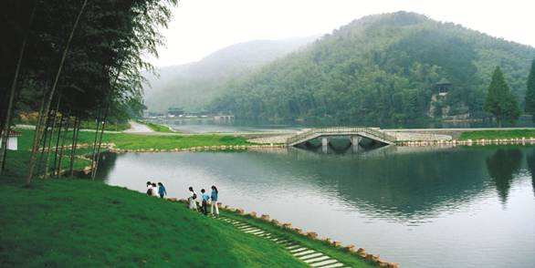 该景区镜湖秀色,风景区含山峰,丘陵,湖泊,溪流,而宜兴丘陵山区地形