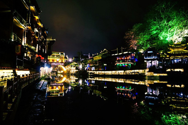 国家森林门景区游玩(门票248元很少看到到这么高的价格);我们徒步游览世界上最美丽的峡谷---金鞭溪景区,(里面有观音送子、猪八戒背媳妇、神鹰护鞭、劈山救母、西游记外景拍摄地、)。在这整个金鞭溪就走了差不多一半,花了一上午的时间看完之后总感觉还是山,(因为我没有想象力,小林说三分长相七分想象,哎)但是特别的美,不愧为世界上最美丽的峡谷,走了金鞭溪后,感觉还想在走一遍,但体力不够,走了7.