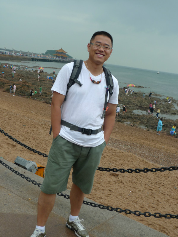 青岛的标志建筑,多年前我总喜欢在周末到栈桥附近走走,看看海,发发呆。喜欢漫步在中山路,喜欢八大关清晨的安静,喜欢远望石老人,今天和朋友们一起走当年的回忆。我们先去了栈桥,远远望着到处都是游人,之后去了八大关,八大关是以8条关隘命名的路而得来的,即韶关路、嘉峪关路、涵谷关路、正阳关路、临淮关路、宁武关路、紫荆关路、居庸关路,每条路的两边所种的都是不同的植物,居庸关路的银杏、山海关路的梧桐、宁武关路的洋槐等。各条马路纵横交错,形成一个方圆数里的风景区。八大关的特点,是把公园与庭院融合在一起,到处是郁郁葱葱的