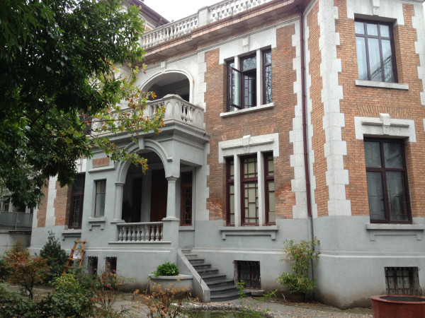 1、【渤海大楼】 渤海大楼建于1933年,坐落在原天津法租界的主要街道杜总领事路(Rue du Chaylard)(今和平区和平路275号至281号)。作为天津租界时代留存下来的重要建筑之一。1933年,渤海大楼由法商永和营造公司设计,清庆亲王载振与高星桥合股并由其子井阱矿务局津保售煤处总经理高渤海拆除原有建筑后投资进行建设。1936年,渤海大楼竣工,建成时为天津市最高大、最新式的现代风格高层建筑。高星桥之子高渤海以其名命名为渤海大楼。 2、【国民饭店】 国民饭店地处繁华的市中心和平