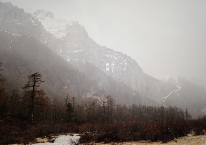 原前感冒,注意身体)、红景天(提前10天吃)、携氧片(小伙伴们多多少少都有高反,我算最早出现高反,个人认为携氧片对我还是有一定效果的,但对严重高反的小伙伴好像效果不明显)、西洋参含片、泡腾片、葡萄糖、高原康(朋友给的,看攻略上有朋友说高原安不错) 其他装备:登山杖、手机下好离线地图 其他准备:保险、 租车 事宜、住宿安排、攻略路线制定(基本都是表弟和董小姐搞定的,再次表示感谢!)