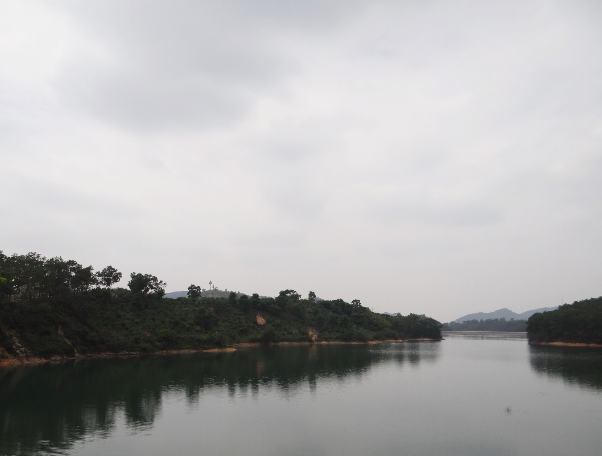 惠州古八景之一的水帘洞,有新建的湖泊,且水质在市区周边来说,比东江