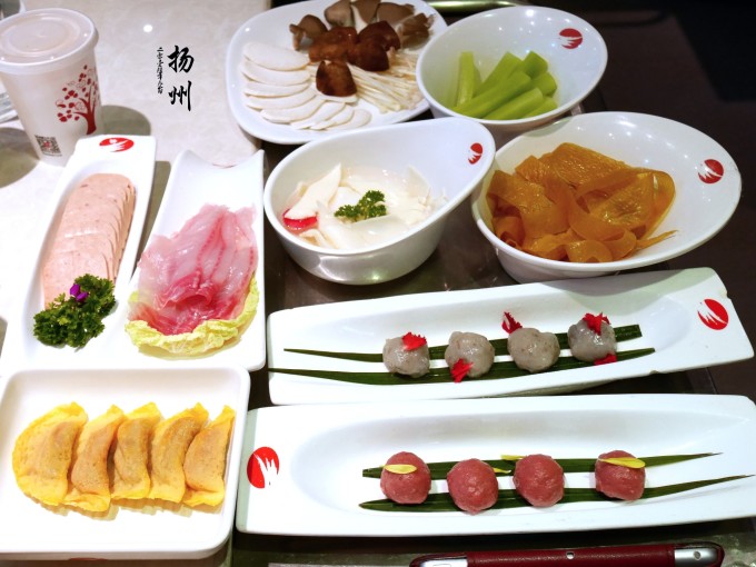 时已是中午,放好行李先预订年夜饭。公寓旁边的农家乐倒是开着,但都是大桌,照例不能点菜,即使是我们三个胖纸也实在吃不起来。 于是,我们开车到附件的凯德广场。原以为大型商场里总有吃的,没想到整个B1的餐饮全都关门,楼上也没几家开张的。还好海底捞火锅照常营业。姑娘们的态度还是一如既往的好,说是往年都关门的,今年24小时开放。得了,就这儿呗。 订了年夜饭再找午餐。马路对面的太古广场有冶春茶社沃尔玛店,我们巴巴地跑过去一看,整个太古广场都装修关门!好吧,还是乖乖地回到凯德广场吃KFC。