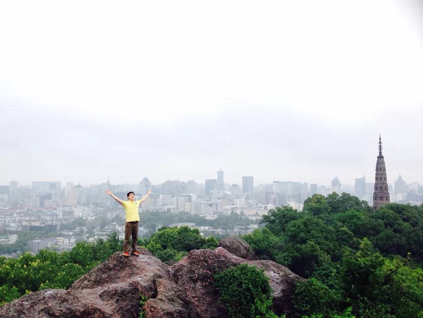 鸡笼山,循着龙井路往山中而去,一大片茶园映入眼帘,若是赶上一场春雨