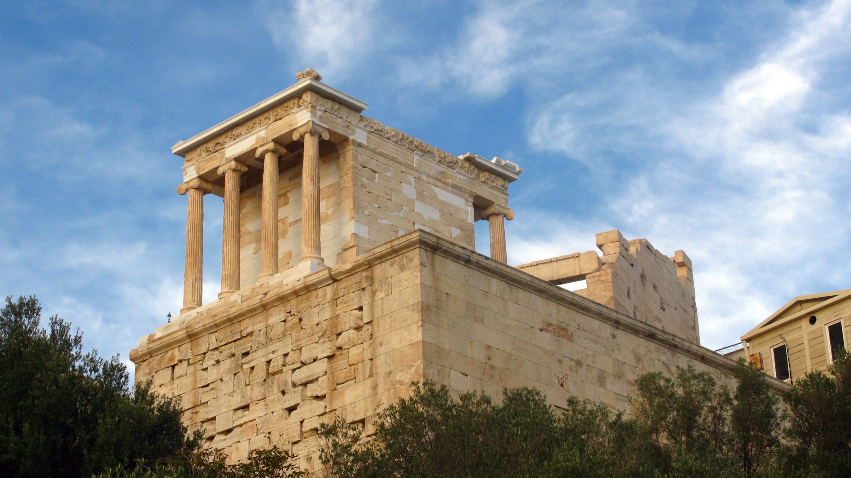 你会看到雅典娜胜利女神庙(temple of athena nike),通廊和以雅典卫城