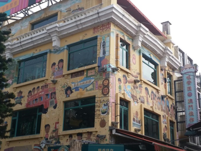 珠海长隆海洋王国那边有三家酒店,一个是企鹅,近,一个是马戏,一个是横琴湾酒店。看了看房间还是选择了三个酒店中相对较远的横琴湾酒店,其实走路也就二十分钟,坐酒店穿梭巴士到海洋王国非常的方便,也推荐大家如果去的话就去那儿,硬件条件软件条件都蛮好,酒店的服务特别好。 第一天,珠海长隆夜宿 星期五早上我们乘坐的航班中午11点到达珠海,珠海机场确实很小,拿到行李出来,对面就是巴士售票,买了去横琴湾酒店的巴士票,三十加三元保险,11点半出发,航班还是时间比较合适。一个多小时左右,也有机场直接到口岸,到澳门的大巴。 飞