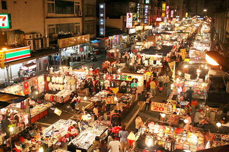 三亚夜市晚上也是十分热闹,和三五个好友约上一起去撸串~夜啤~小编