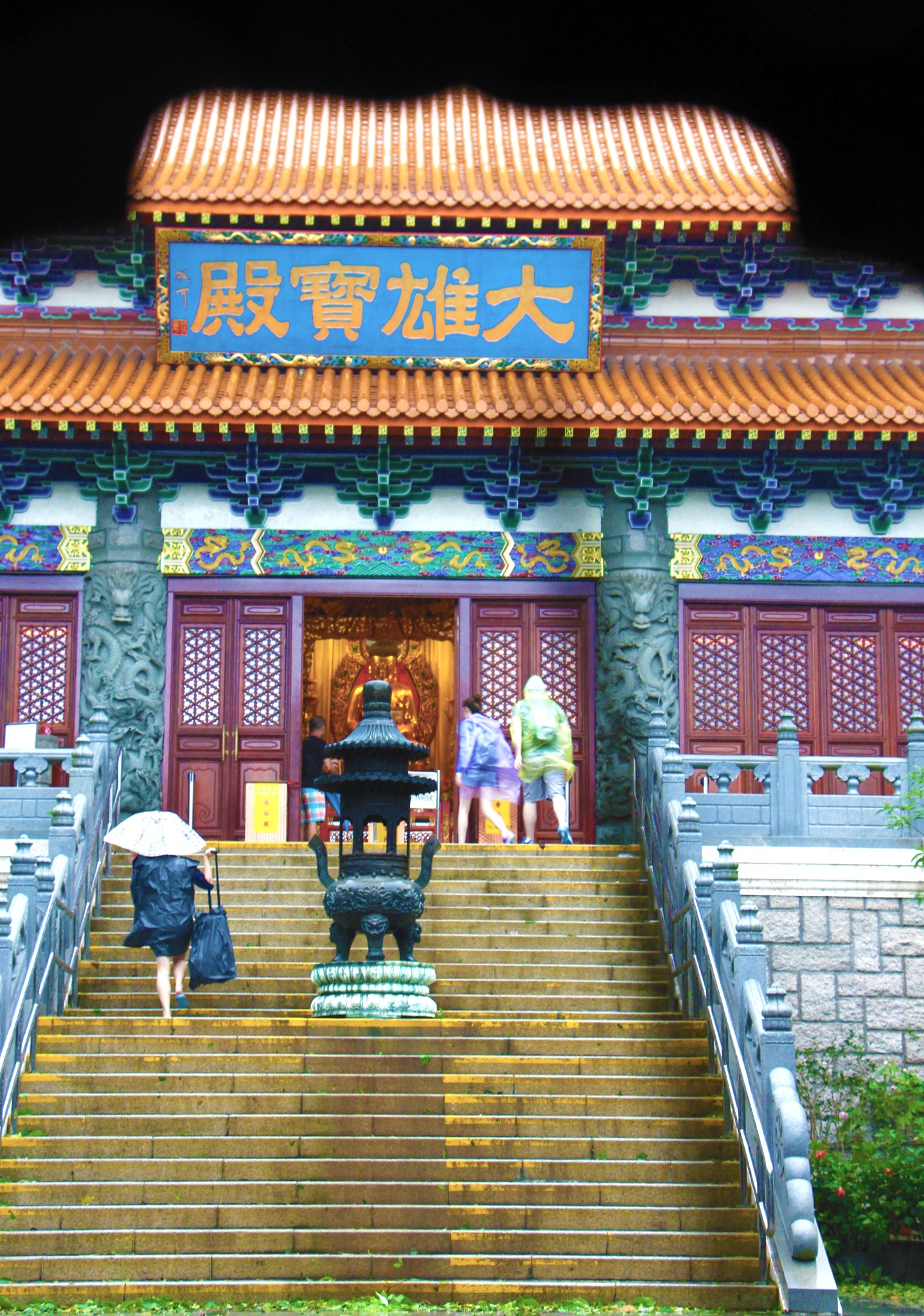 宝莲寺的香火非常旺,不但是游客,很多的香港本地人都会经常