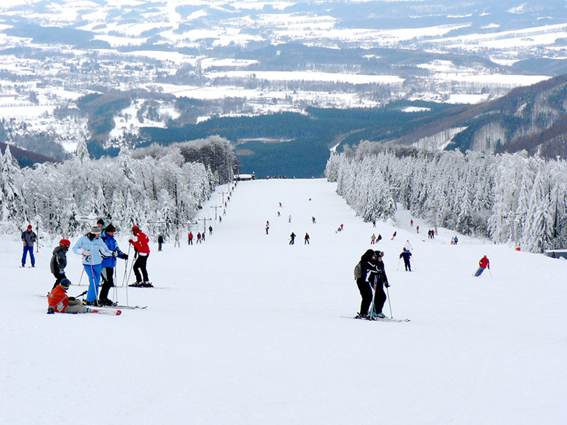 精彩的嬉雪项目再加上独特的航空旅游体验配套,使雪野滑雪场独具特色