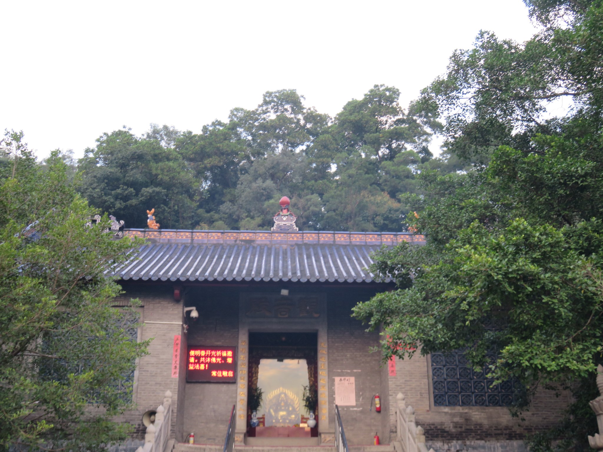 黄旗古庙的外观:   实际上是一座观音庙:   山门后面又是一道台阶