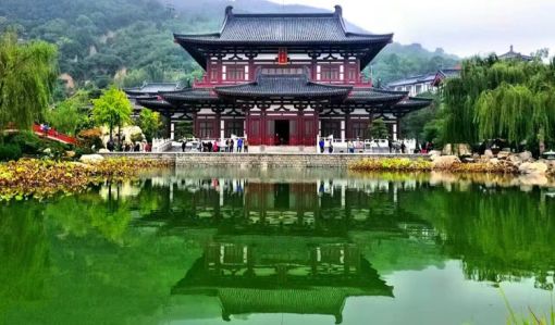 各位亲:旅游行业是一个多环节的综合服务行业,一个完整的游览服务由很多琐碎的环节组成,而所有的环节都可能受到人,车辆路况,景区规定等等很多因素的影响;尤其是散客拼团的出行方式,游客来自全国各地,众口难调;以下我们会对散客拼团行程中可能出现的一些细节问题,向亲们做解释说明,请大家一定要仔细阅读以下内容: 温馨提示 1.