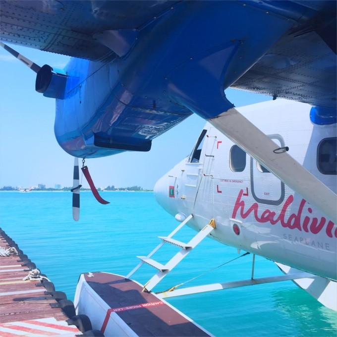 一般来说,去马尔代夫有两个航空公司:新加坡航空和美佳航空。新加坡航空是出了名的服务好和安全。美佳航空听说飞机很小,比较简陋。出于安全考虑,博主选择了新航。在后面的体验中也感受到了新航的优势。价格方面,新航两个人机票来回比美佳航空贵四千块左右。新航很贴心,手机能充电,晚上的航班会发毯子枕头洗漱用品还有袜子。