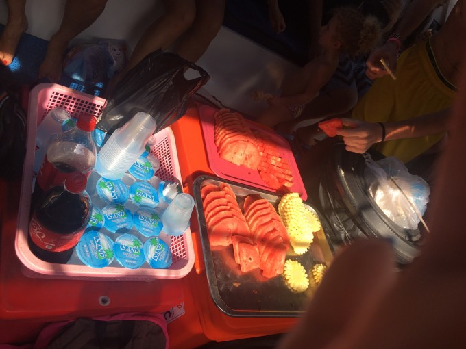 亚洲酒店,是个老酒店,但地理位置很好,二楼就是BTS站,考虑到只是过渡酒店,白天都出去玩,只要地理位置方便就行,我们用不流畅的英文沟通,填写了入住单,很快就到了房间,一切比我想象中的要顺利,房间果然比较旧,但还算大,相对于国内200多人民币的酒店,那这个算不错的了,除了没有阳台,浴缸淋浴一切都有。 第二天睡到了自然醒,我本身就是个认床的人,浅睡几个小时后,因为兴奋,并没有觉得累,便和老公去楼下吃早餐,早餐种类不算多,但算是提前适应泰国口味,我吃了蛋炒饭,和一些香肠,喝了点牛奶,就饱了。老公则学起了外国人,