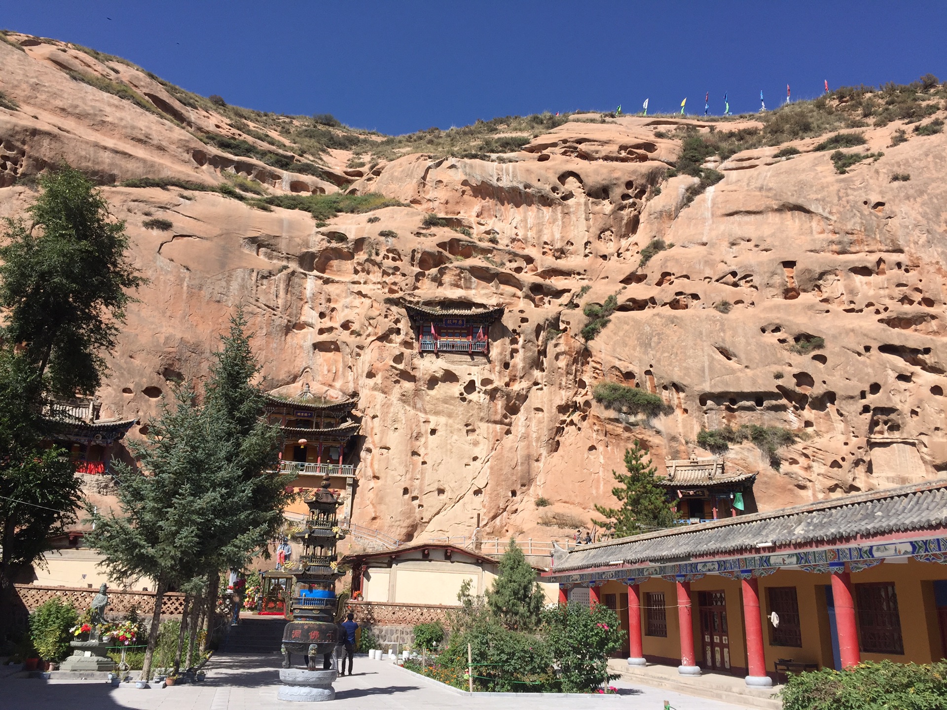 马蹄寺是集石窟艺术,祁连山风光和裕固族风情于一体的旅游区.