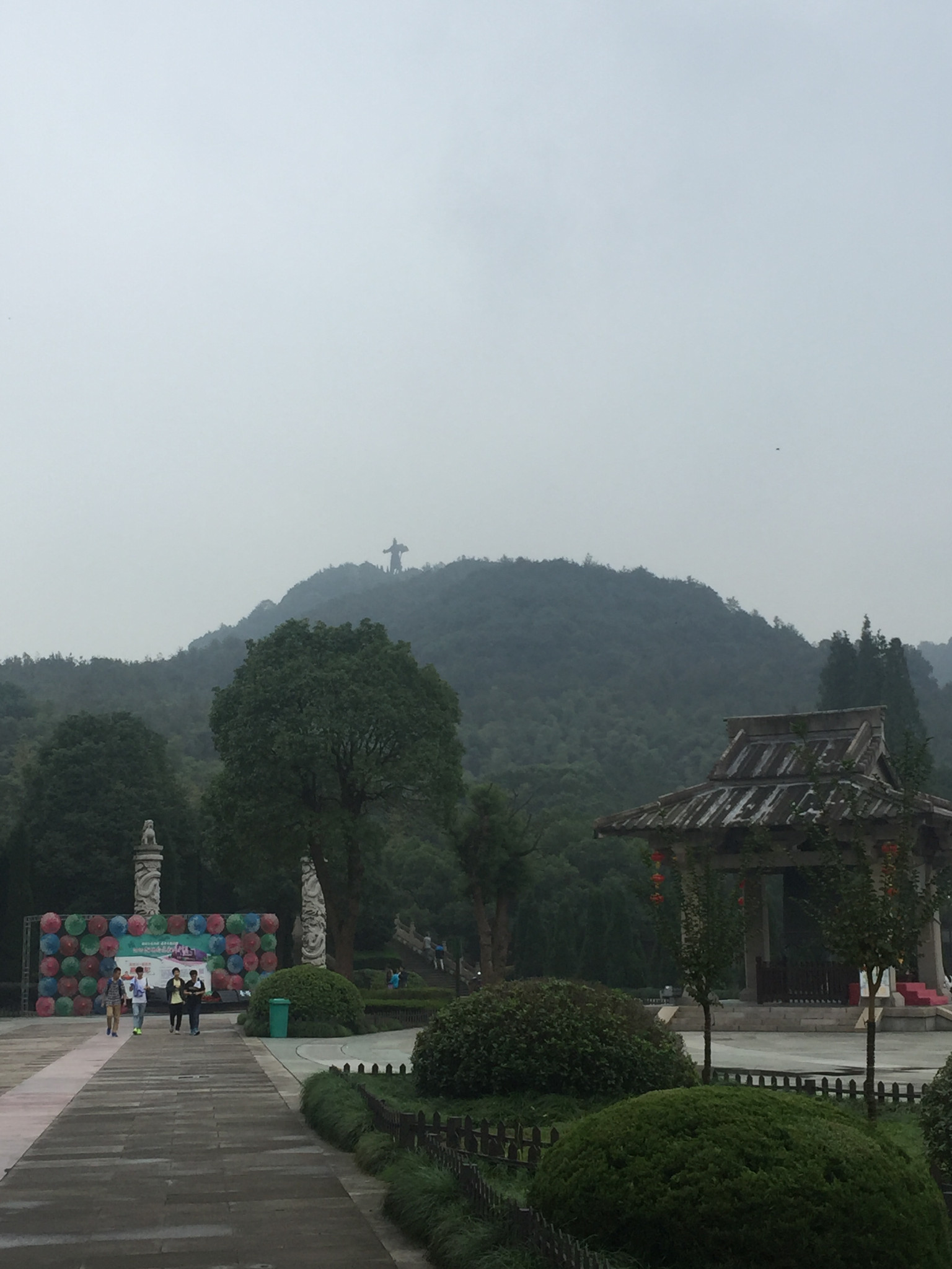 之后买了会稽山风景区的全票,一路步行至大禹陵前,是一条龙杠,凡进入
