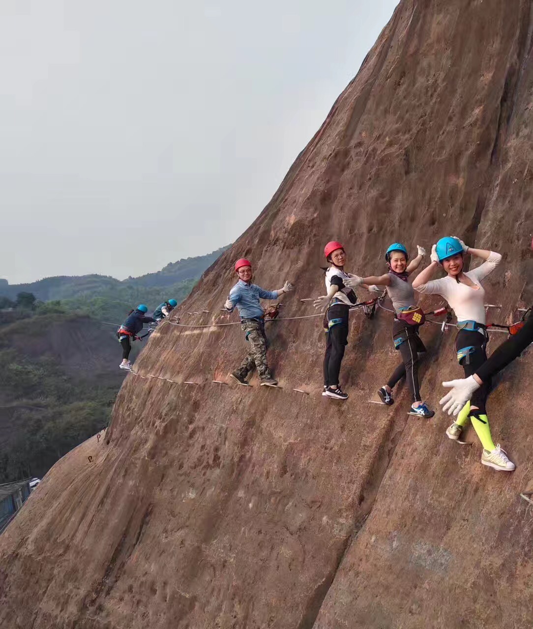 边上的 飞拉达   飞拉达,指的是在山面上建设,由铁扶手横梯,固定缆索