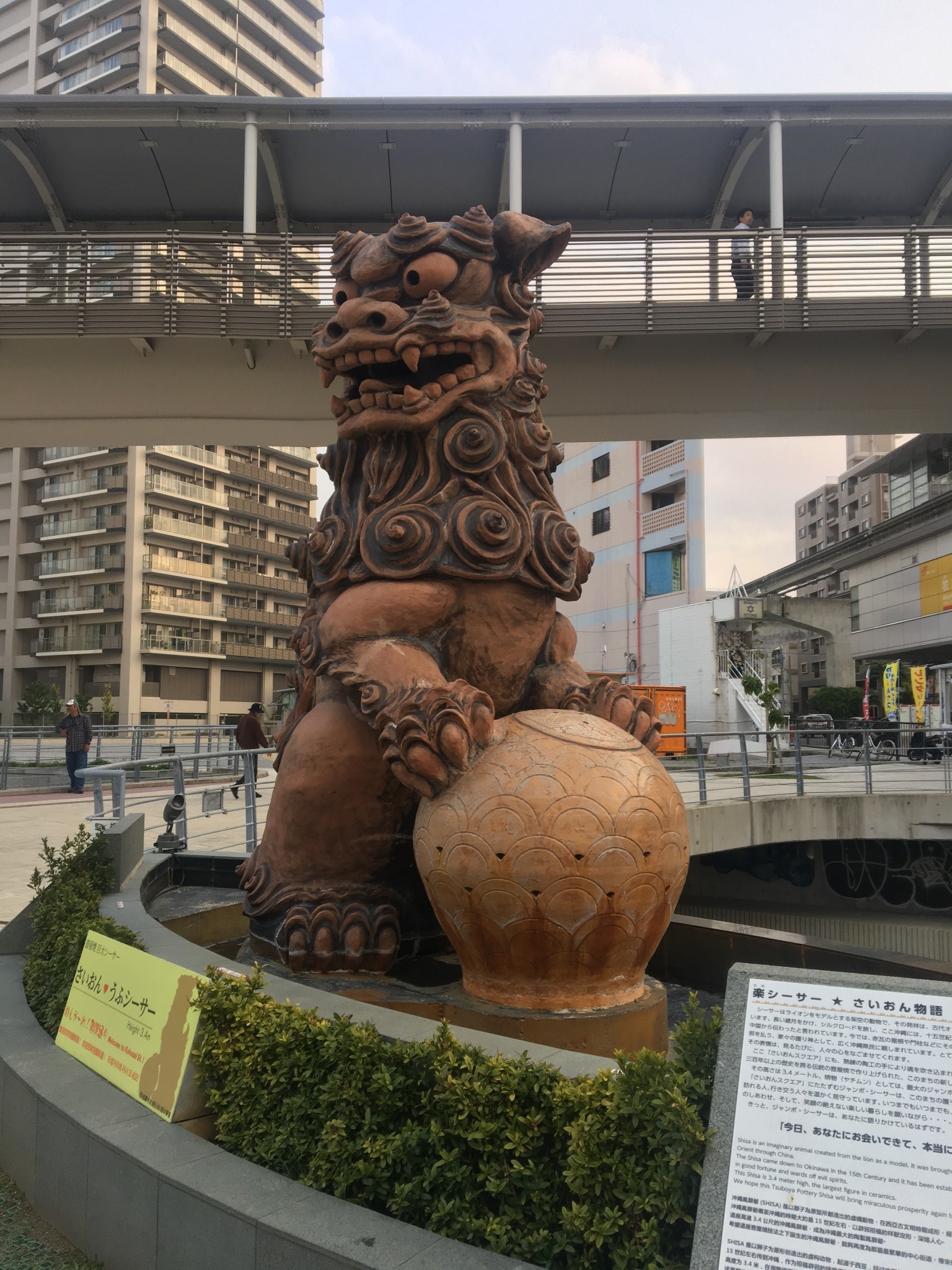 狮子是冲绳当地的吉祥物,很多地方都有或大或小的狮子像