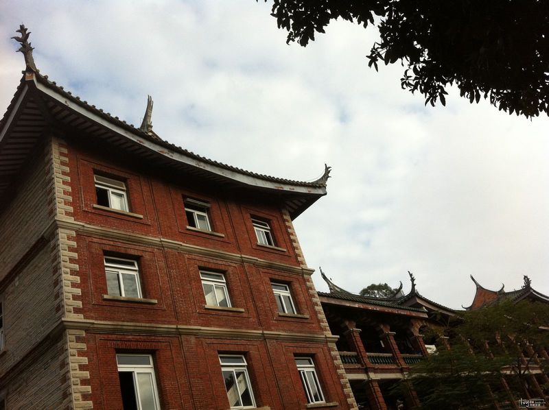 猜成语 一个人盘腿而坐_一个人看图猜成语图片(2)