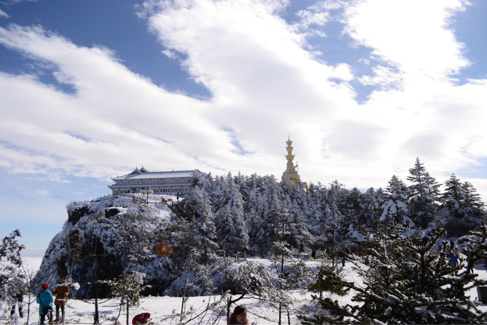 去峨眉山怎么穿搭_峨眉山金顶图片(2)