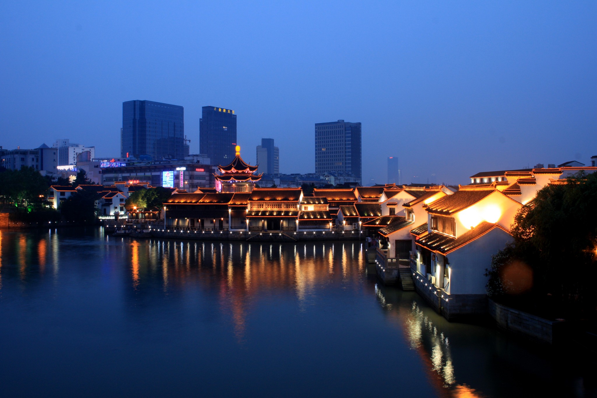 杭州经济总量超过南京吗_南京到杭州高铁线路图(2)