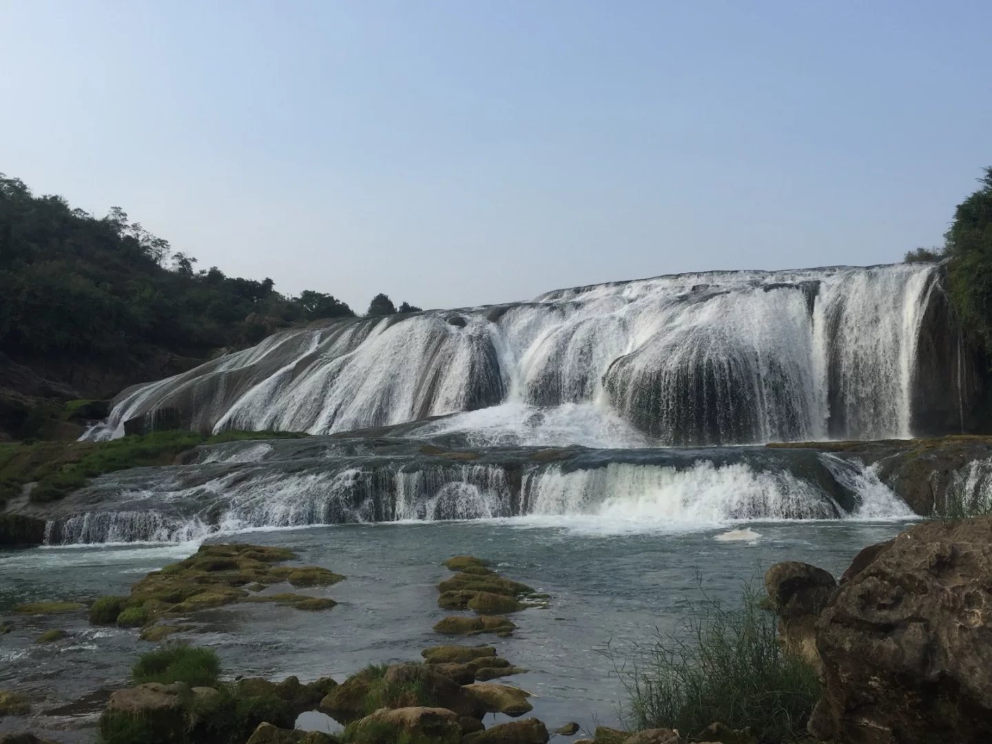 看完陡坡塘,過河沿著河邊走,有許多西遊記雕塑.