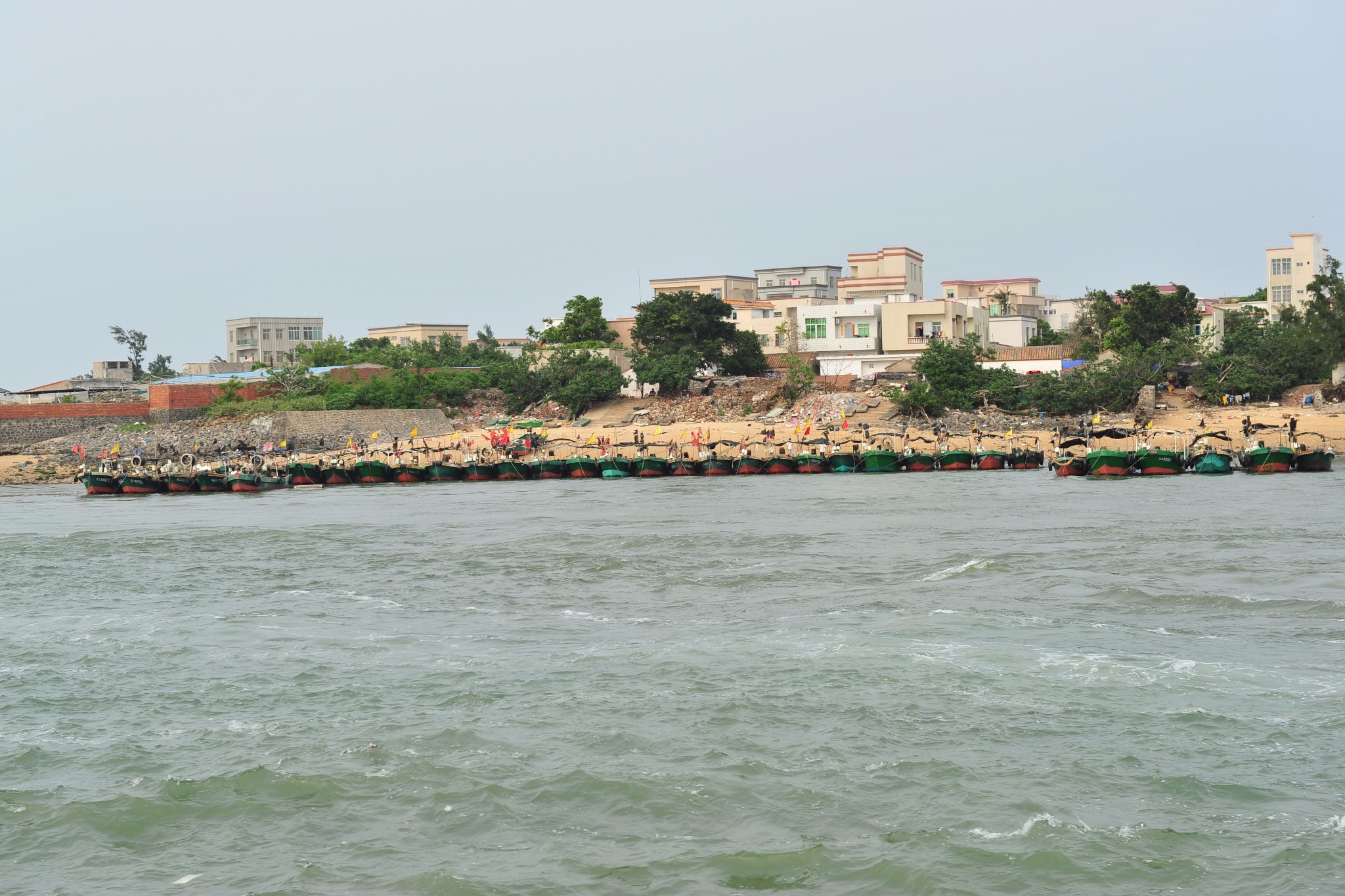 离开湖光岩景区,前往下一个计划中的景点,硇洲岛上的硇洲灯塔